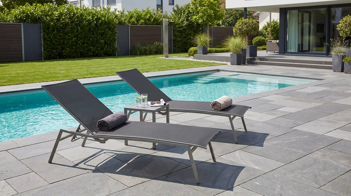 Hochwertige Sonnenliegen und Deckchairs